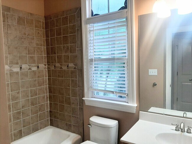 Building Photo - Beautiful 4 Bedroom Home in Chapel Hill
