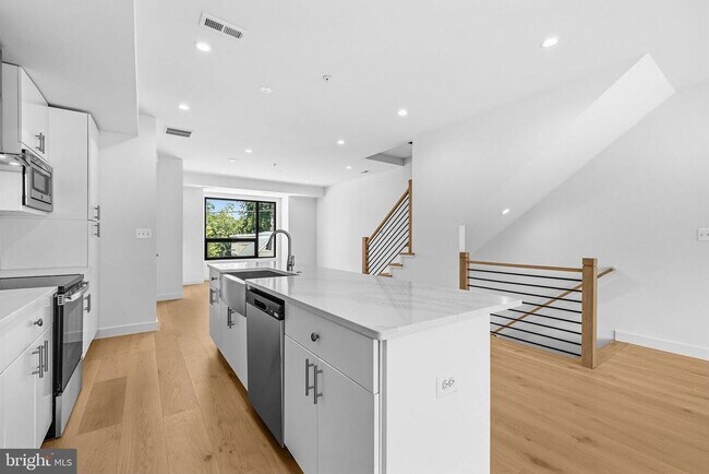 Building Photo - 2530 Elvans Rd SE