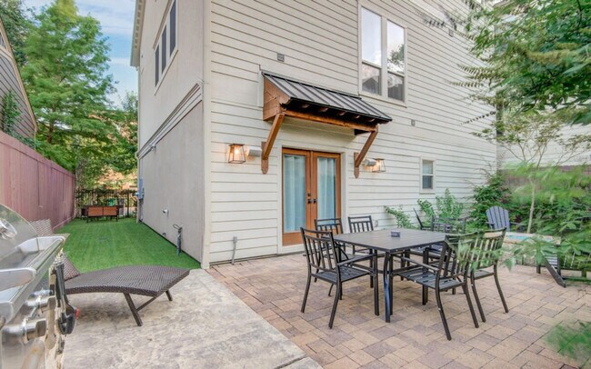 Building Photo - 2323 Woodhead St