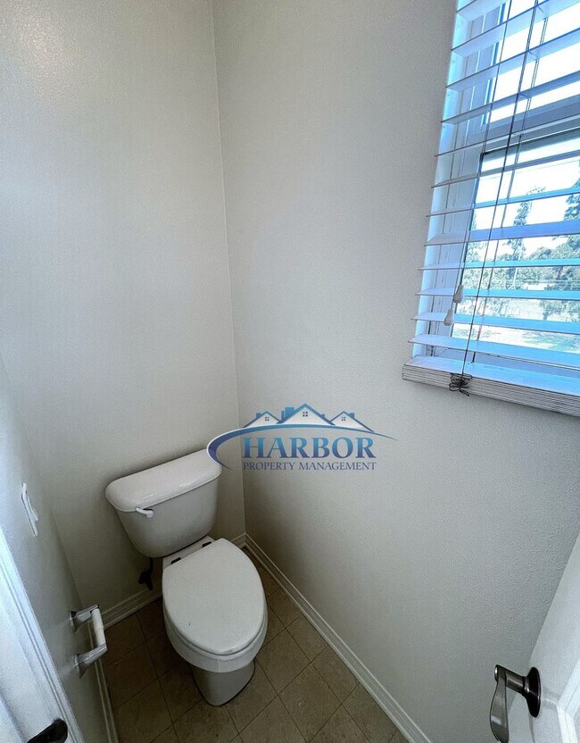 Building Photo - Elegant 3-Story, 4-Bedroom, 3-Bath Condo