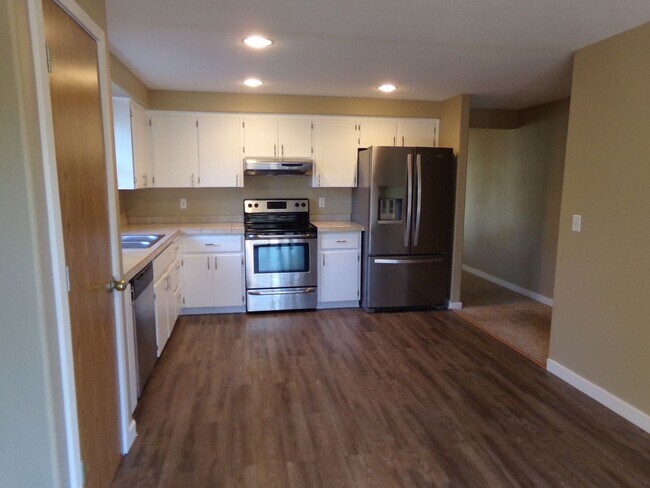 Building Photo - Three Bedroom on quiet cul-de-sac!