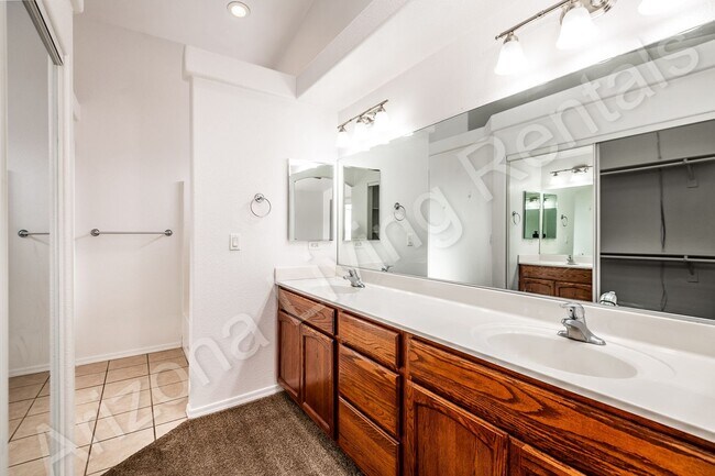 Building Photo - AMAZING 4 BEDROOM HOME