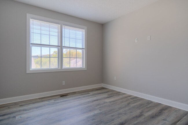 Building Photo - Oak Tree Townhome|3 bed, 2 bath| July 14th