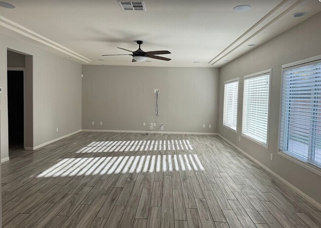 Building Photo - Large Stunning 5 Bedroom Home in the South...