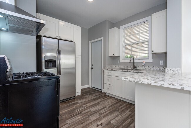 Building Photo - (Lease-up Only) Thirteenth St N 855
