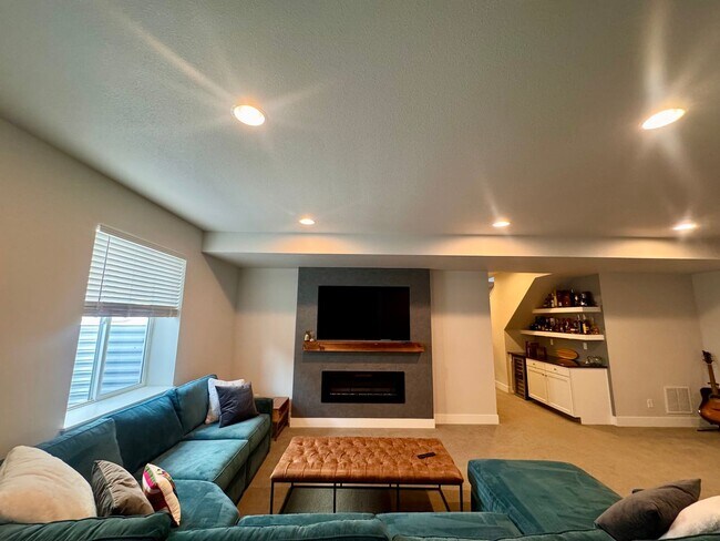 Building Photo - LUXURY 4 Bedroom home in NORTHGATE with Mountain Views