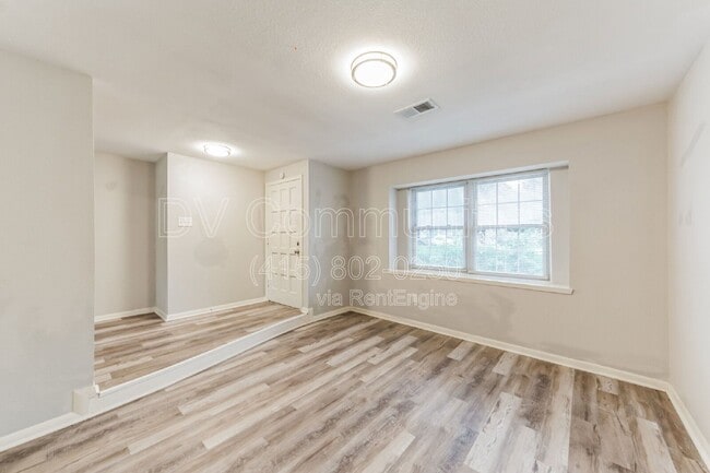 Building Photo - 700 Meadowglen Dr