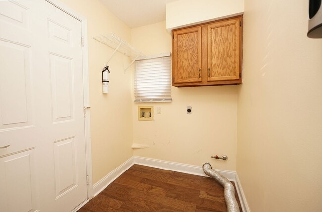 Building Photo - Shalimar Location