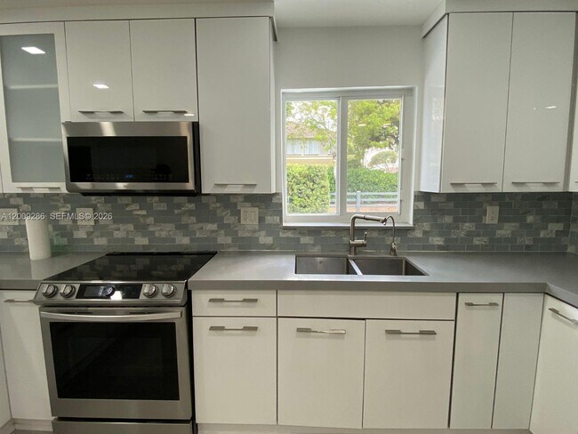 Building Photo - 403 SW 89th Pl
