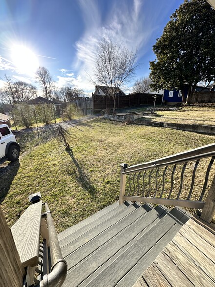 Building Photo - 923 E Hillcrest Dr