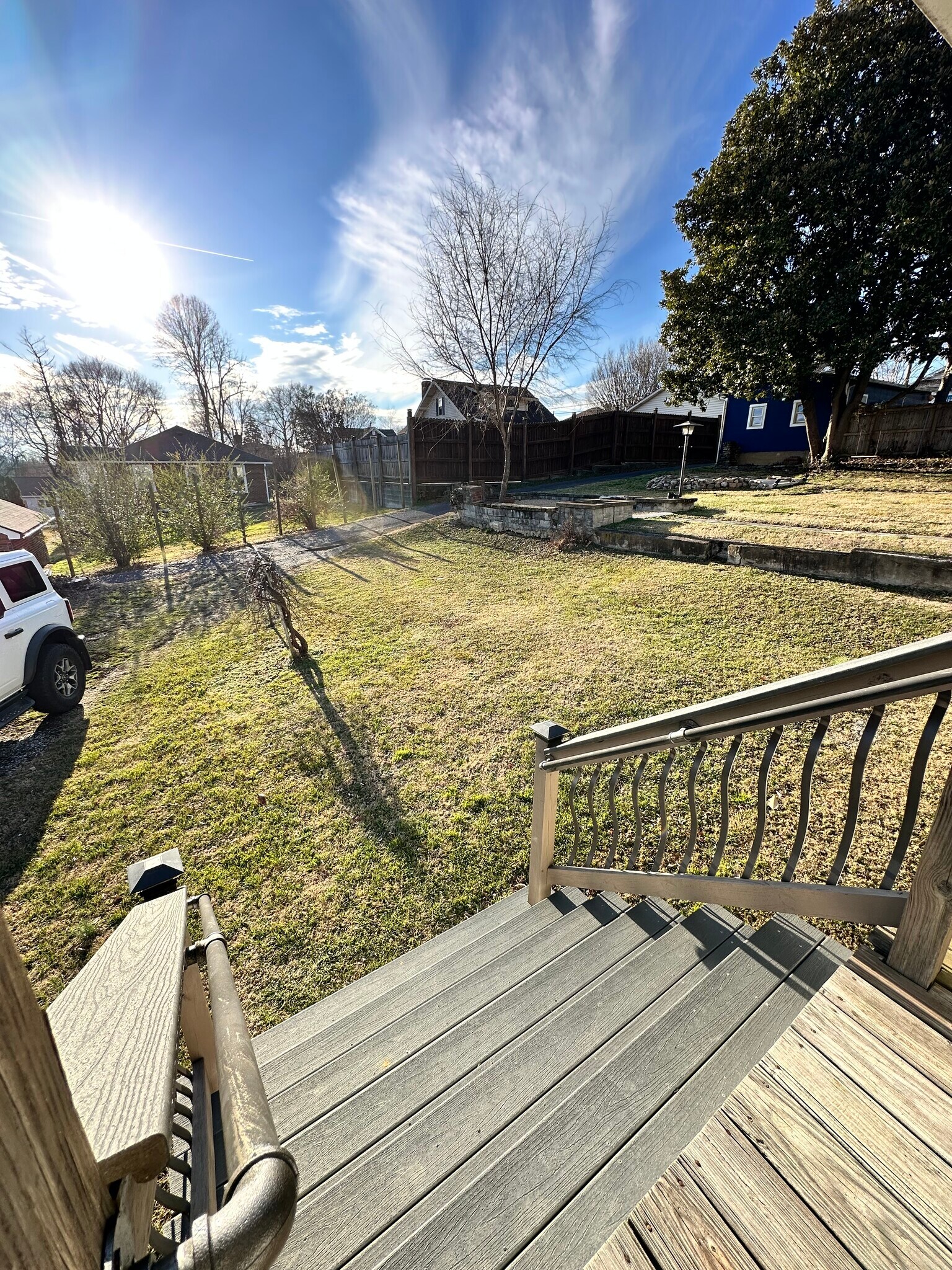 Building Photo - 923 E Hillcrest Dr