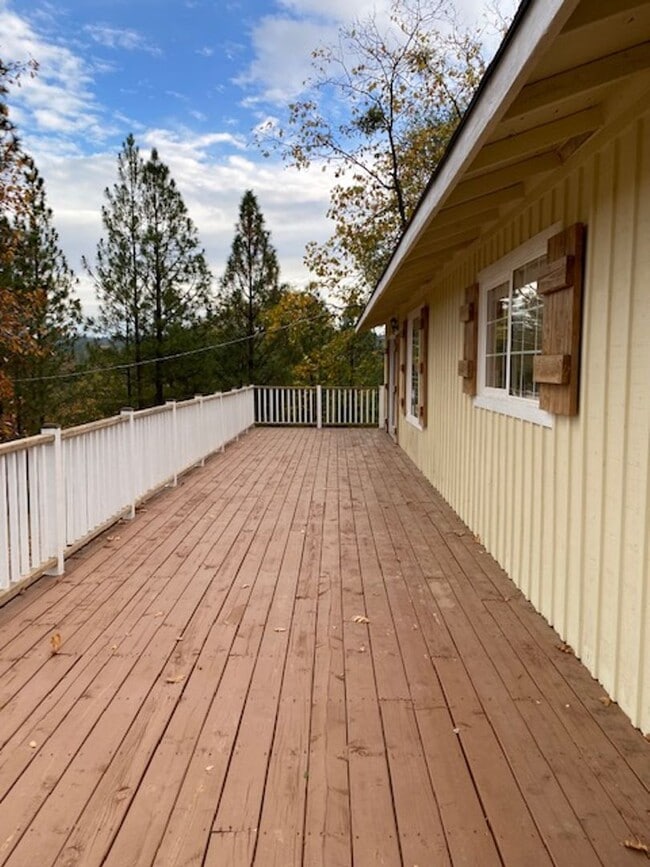 Building Photo - Pine Grove Home