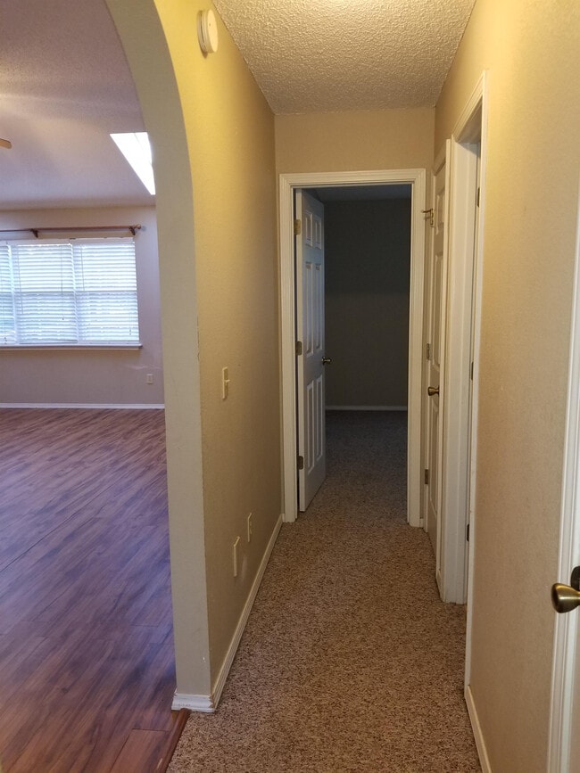 Building Photo - 18 Fairbrook Ln