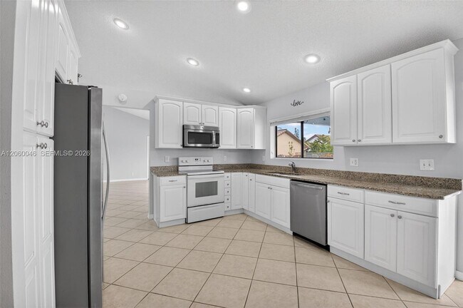 Building Photo - 6043 Sunberry Cir