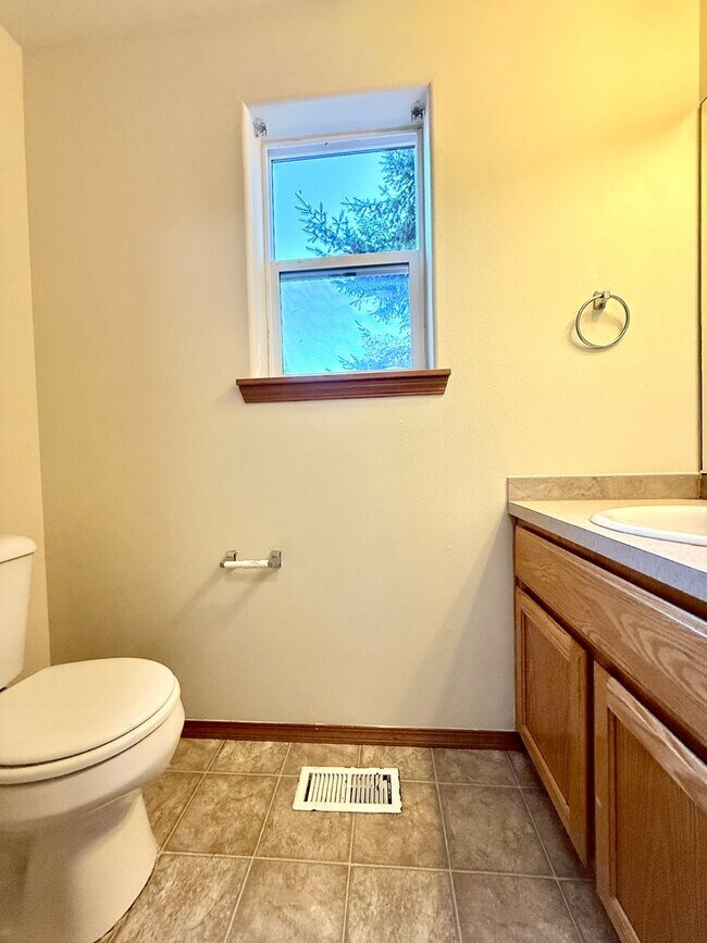 Building Photo - **$500 OFF THE FIRST MONTH'S RENT** Spacio...