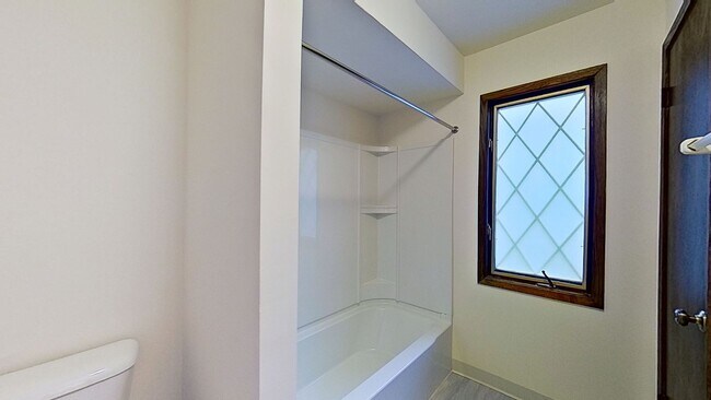 Building Photo - Upper 1 Bedroom 1 Bathroom Apartment is Av...