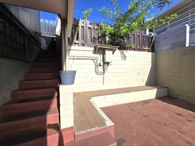 Building Photo - Downstairs unit of House - 2br/1ba/1pkg Kaimuki area