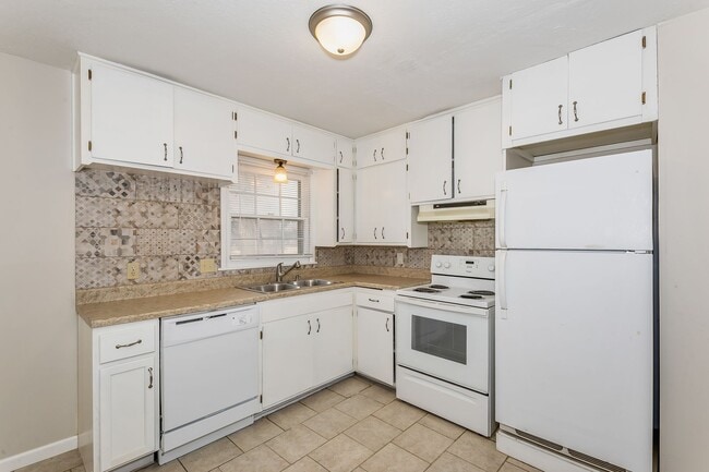 Building Photo - 2 Bedroom Duplex with Basement