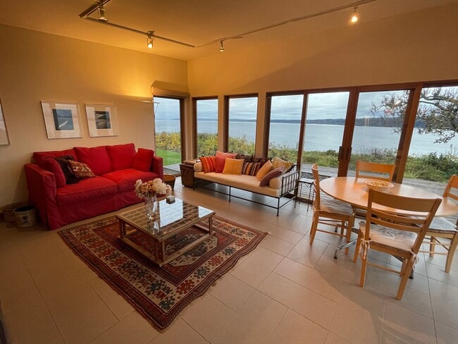 Building Photo - Spectacular View Home In Langley and Fully Furnished!