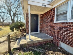 Building Photo - Freshly Renovated 2 Bedroom