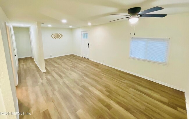 Building Photo - 18713 Charlotte Ave