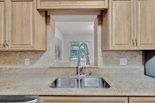 Building Photo - Beautiful 3-Bed / 2 Bath Pool Home in Sara...