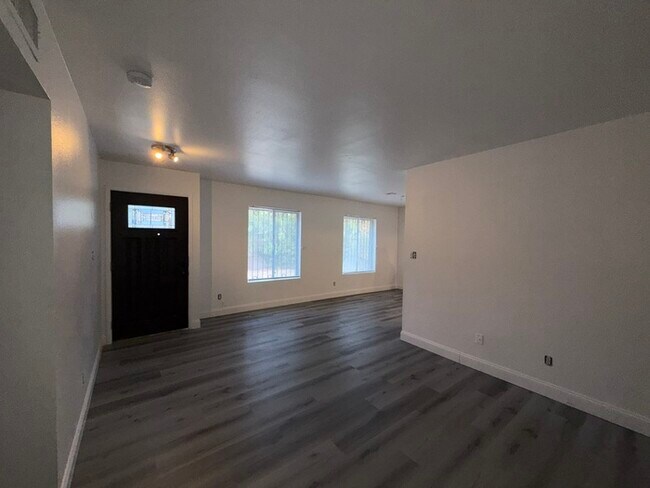 Building Photo - Carry Over Showing: This property has been shown before and will be rented to the first most qual...