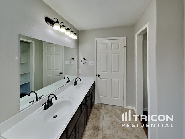 Building Photo - 18432 Sunrise Oaks Ct