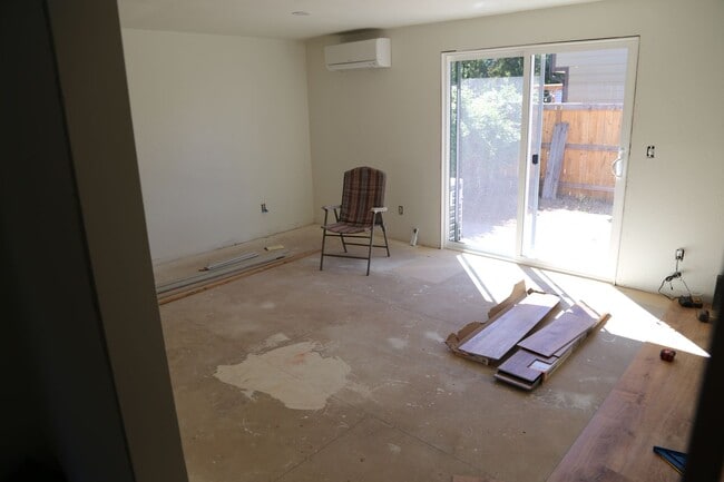 Building Photo - 3 bed/1.5 bath duplex Remodel Done 9/20/2025
