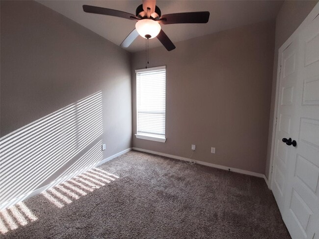 Building Photo - 9733 Grosbeak Ln