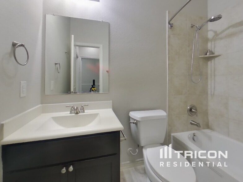 Building Photo - 560 Bromeliad Dr