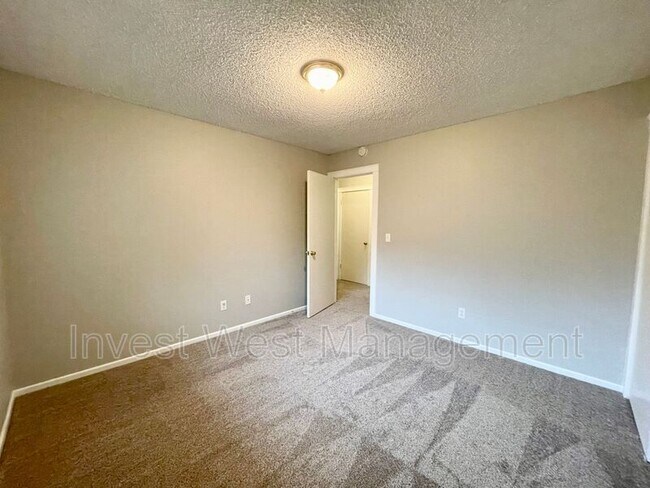 Building Photo - 6224 NW Dogwood Dr