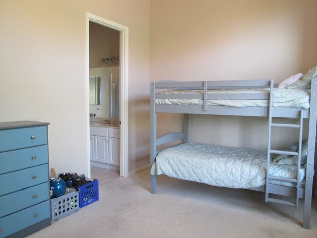 Building Photo - Unfurnished - 1 Year Rental