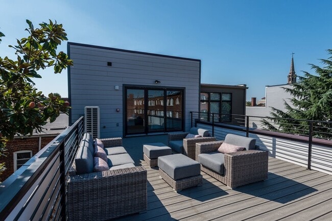 Building Photo - Luxe Apartment with Parking