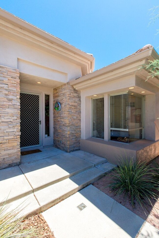 Building Photo - Open, light and bright, quiet Sedona Golf ...