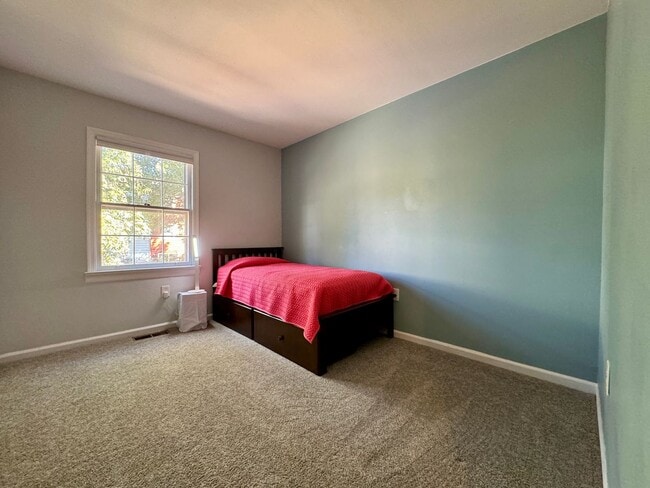 Building Photo - Comfortable Townhome in a Haymarket Square Community