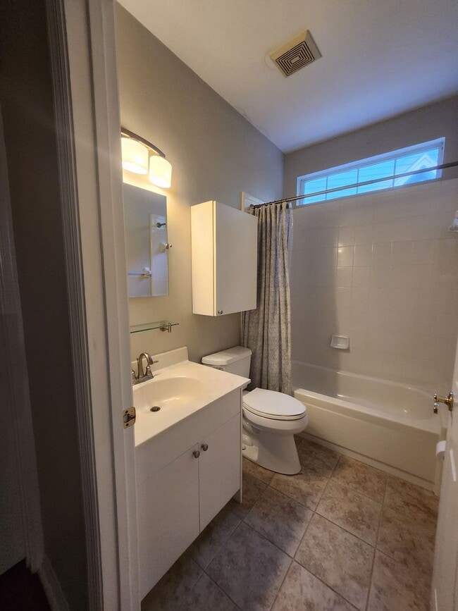 Building Photo - Move in Ready in NW Gainesville!