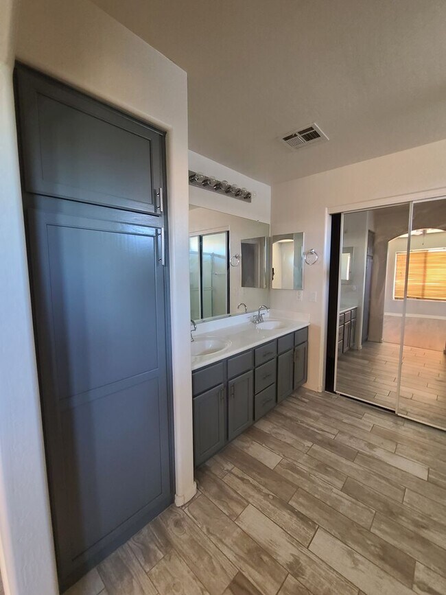 Building Photo - 5 Bedroom, 3 Bath Home in Secluded Neighbo...