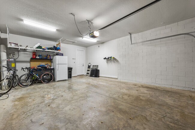 Building Photo - Beautifully Maintained home in Pool Community!