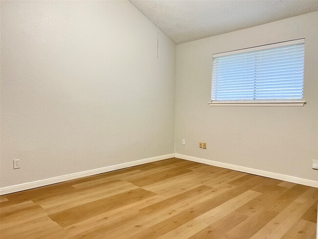 Building Photo - 21414 Park Run Dr
