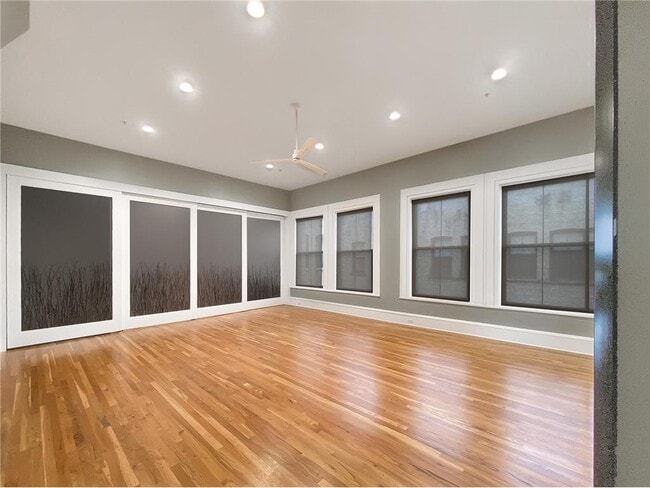 Building Photo - 300 Wall St