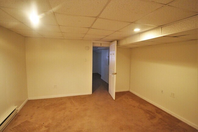 Building Photo - 2026/2027 JHU Off-campus housing for 2019 5bd/2ba w/ W/D! Available 6/15/26