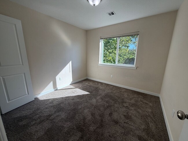 Building Photo - MOVE IN SPECIAL: HALF OFF FIRST MONTH'S RE...