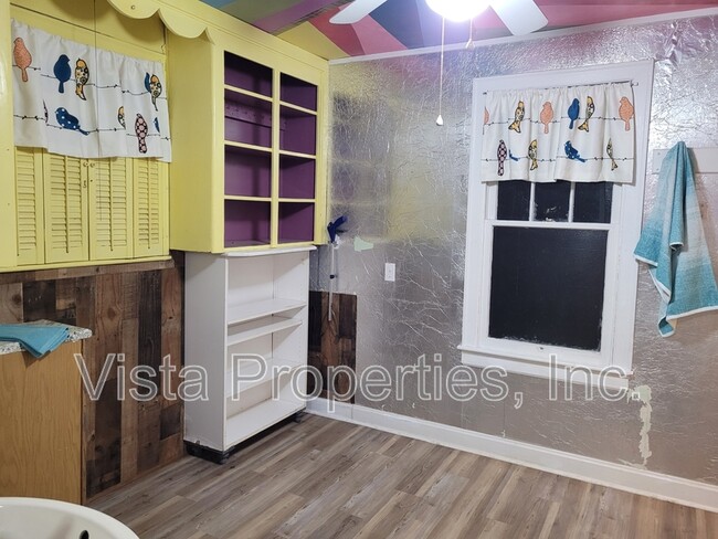 Building Photo - 1121 Elm St