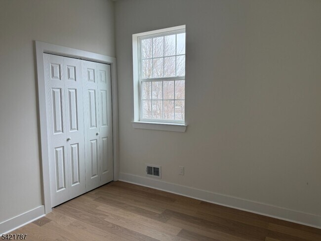 Building Photo - 12 Nelson Pl