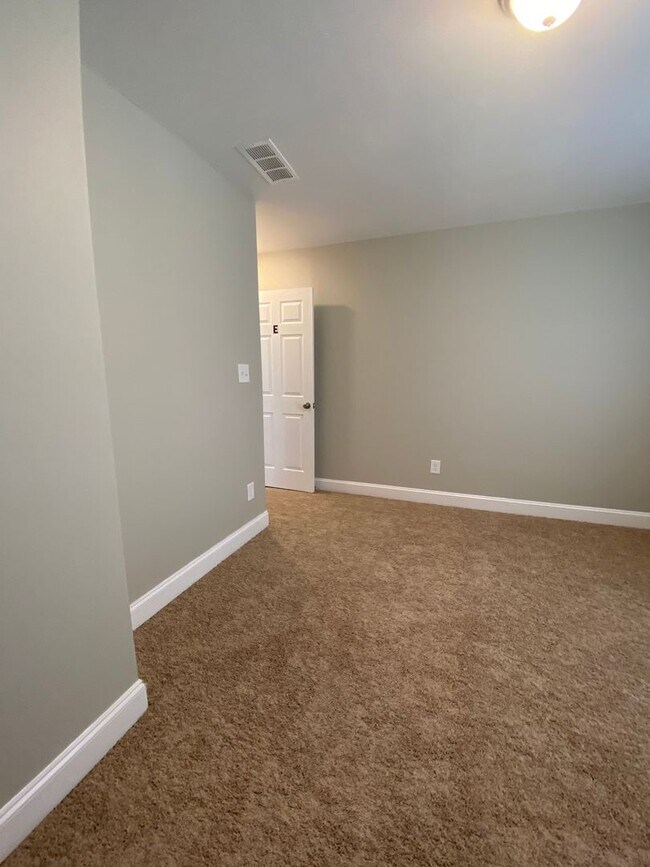 Building Photo - 162 Strickland Ave