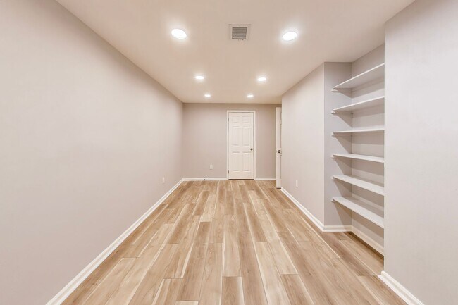 Building Photo - Spectacular 3 Bed + LOFT + 3.5 Bath- Custom Kitchen & Master Retreat w/ Beautiful Updates