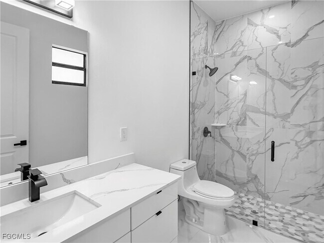 Building Photo - 916 Sara Ave N