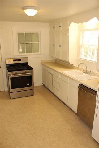 Building Photo - 115 1st St