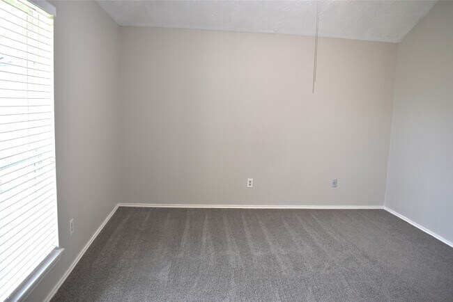 Building Photo - 18007 Forest Cedars Dr